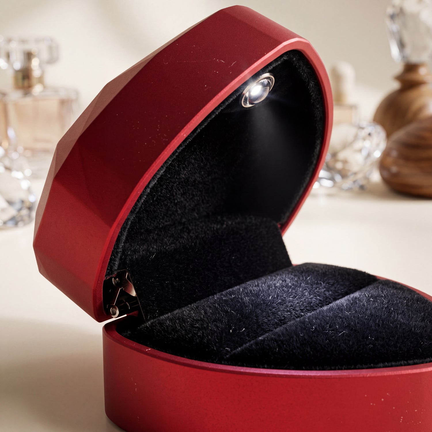 Ormelya Lumière Heart · Rouge · open with diamond ring lit by integrated LED · romantic dinner