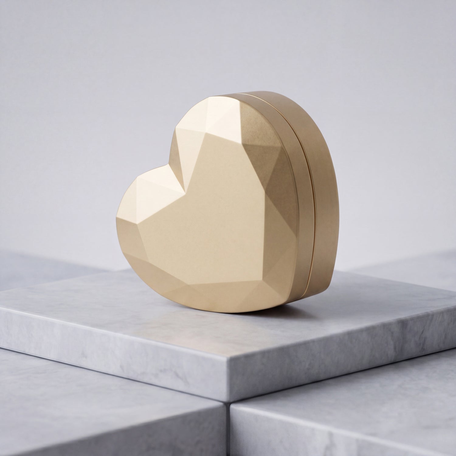 Ormelya Lumière Heart · Gold · heart-shaped LED ring box closed front view
