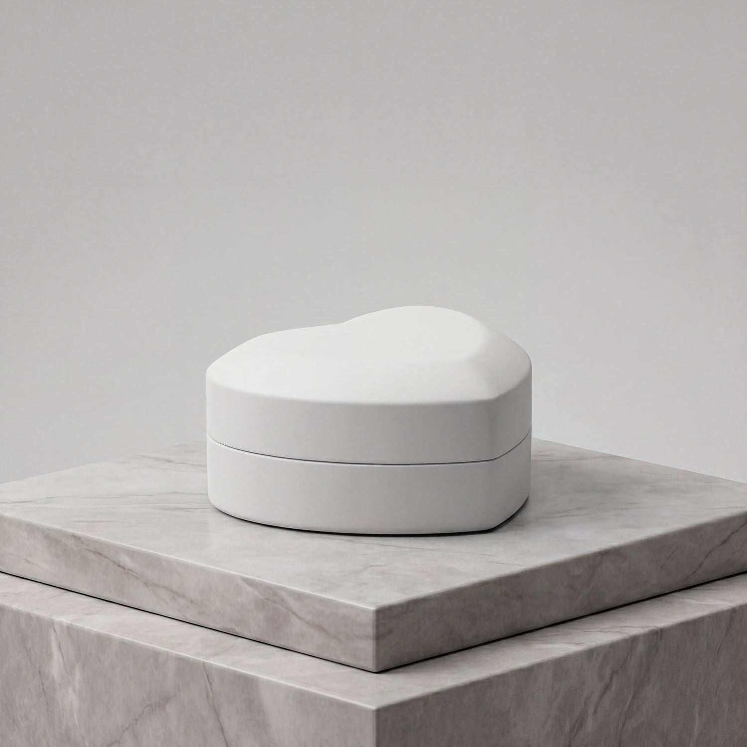 Ormelya Lumière Heart · Ivory · heart-shaped LED ring box closed front view
