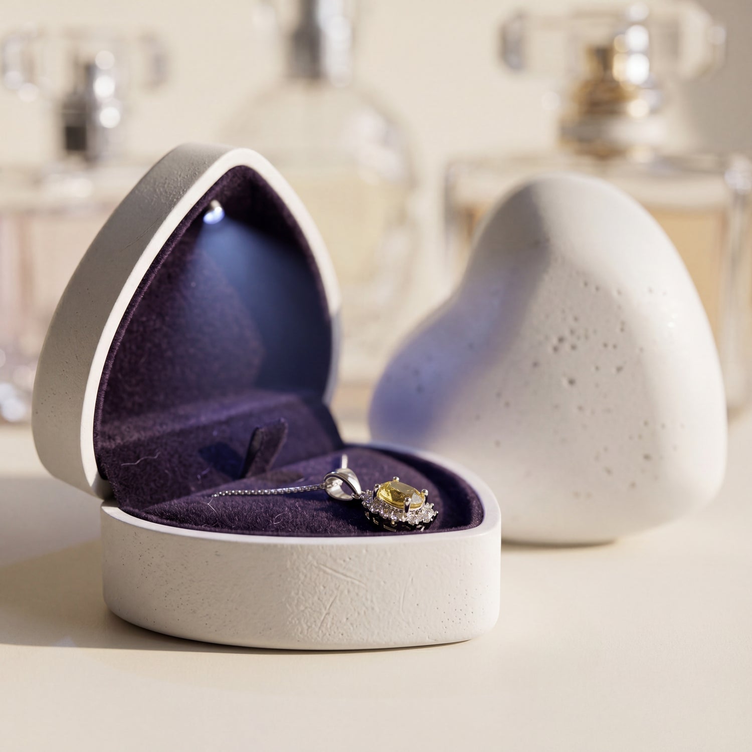 Ormelya Lumière Heart · Ivory · open with engagement ring lit by integrated LED · romantic interior